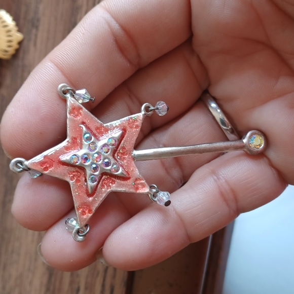 Star brooch. Silver-tone w red enamel and rhinestones,  approx 2.5" - 3" - Picture 1 of 3
